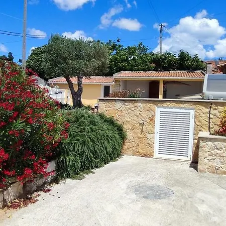 Kyrios Lounge Restful With Private Pool And Car Available